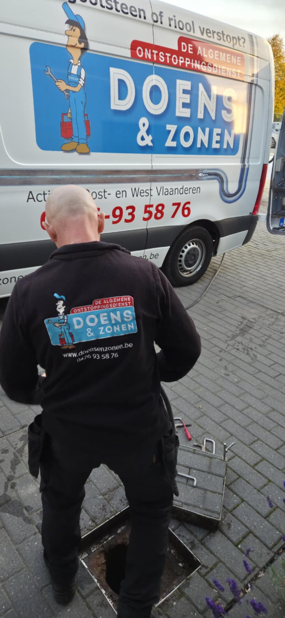 Technieker van Doens en zonen opent putdeksel